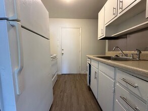 1815 McKnight Mill Rd, Unit 1815-A in Greensboro, NC - Foto de edificio - Building Photo