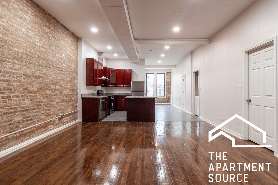 3345 N Clark St, Unit 3345 N Clark in Chicago, IL - Building Photo