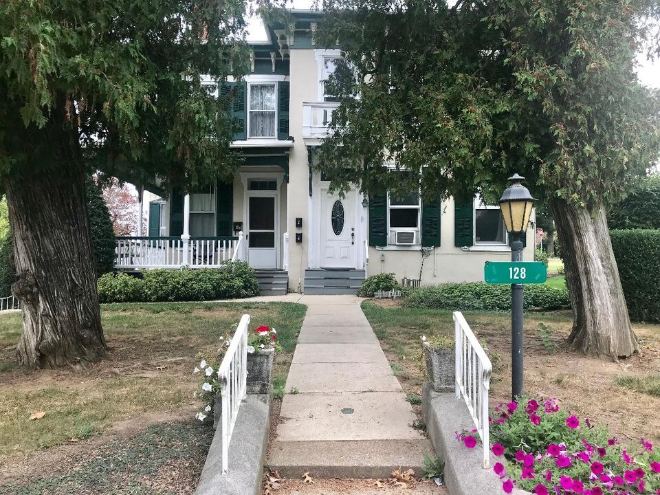 128 N Barbara St in Mount Joy, PA - Building Photo