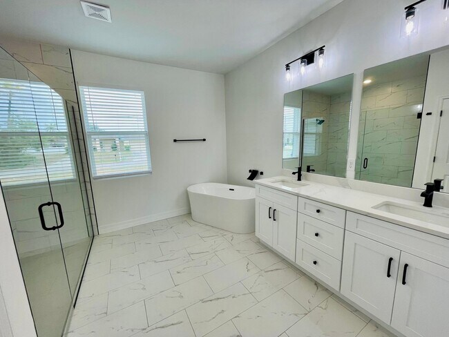 3457 NE 9th Ave in Cape Coral, FL - Building Photo - Building Photo