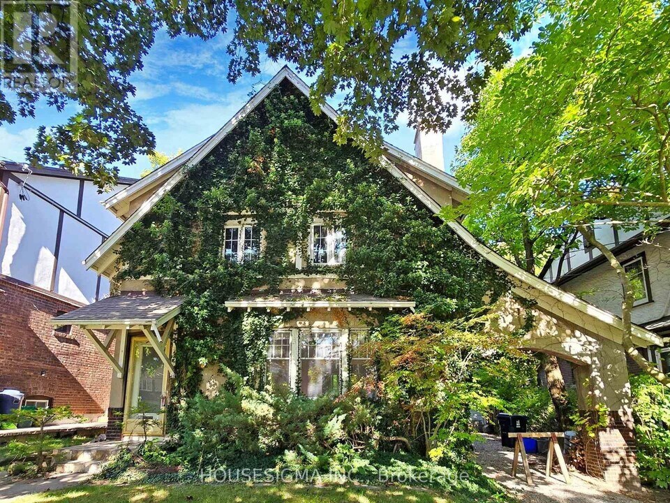 11 Oswald Crescent in Toronto, ON - Building Photo