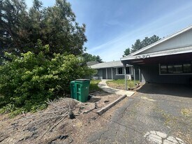 1320 Summers Ln in Klamath Falls, OR - Building Photo