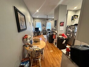 423 E 3rd St, Unit 1 in Boston, MA - Foto de edificio - Building Photo