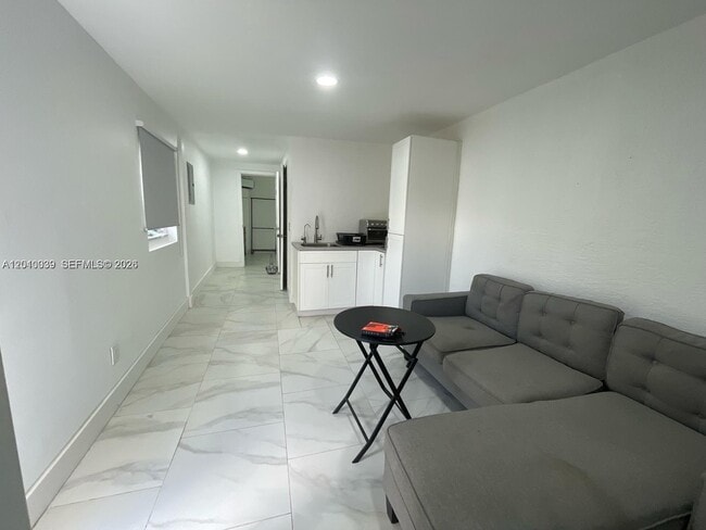 2320 SW 44th St in Fort Lauderdale, FL - Building Photo - Building Photo