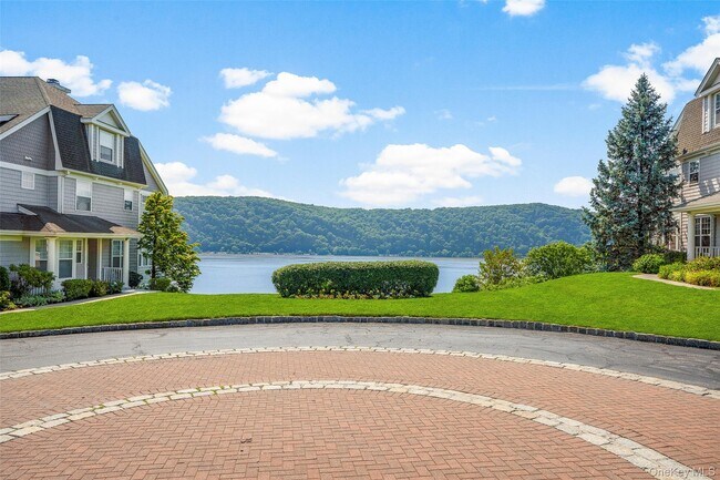 402 Waterview Dr in Poughkeepsie, NY - Building Photo - Building Photo