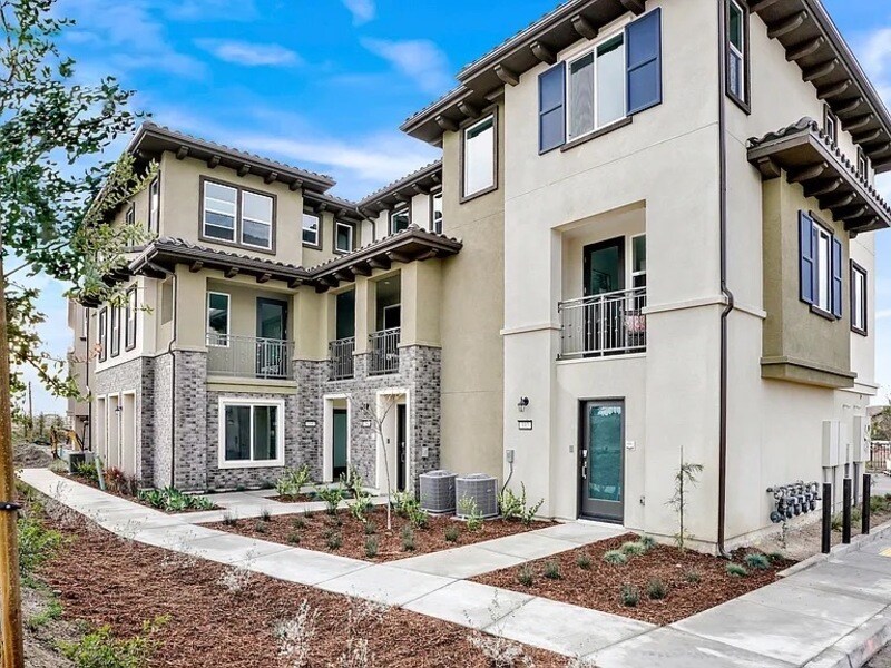 13480 Lopelia Meadows Pl in San Diego, CA - Building Photo
