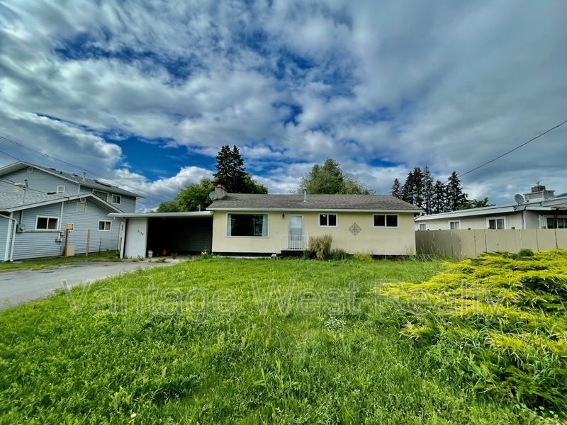 3338 Brun Rd in Lake Country, BC - Building Photo