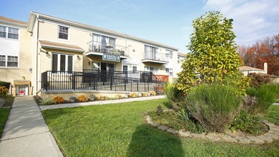 Continental Gardens in Ocean Township, NJ - Foto de edificio - Building Photo