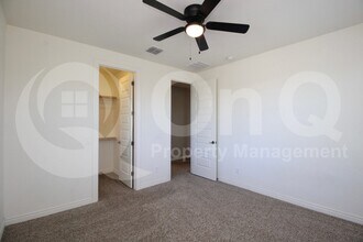 4247 E Comstock Dr in Gilbert, AZ - Foto de edificio - Building Photo