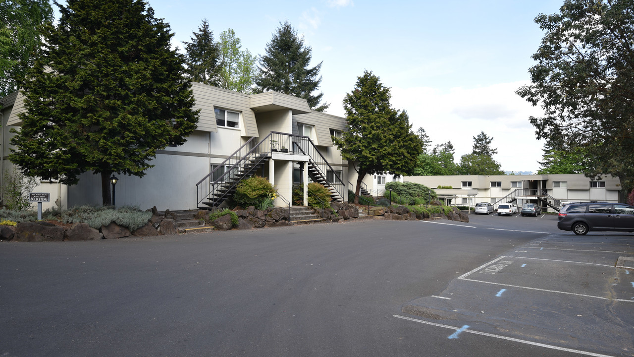 Dundee Apartments in Milwaukie, OR - Foto de edificio