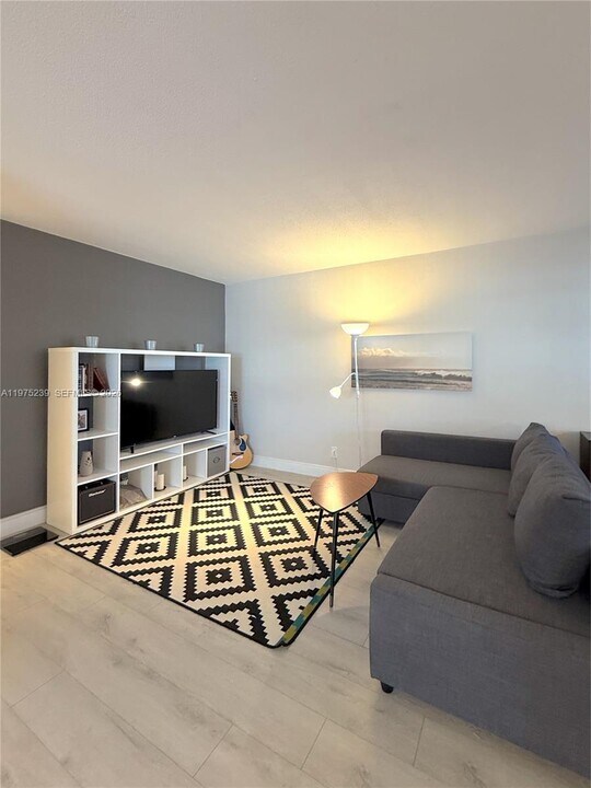 541 Blue Heron Dr in Hallandale Beach, FL - Building Photo