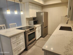 7557 N Dreamy Draw Dr in Phoenix, AZ - Building Photo - Building Photo