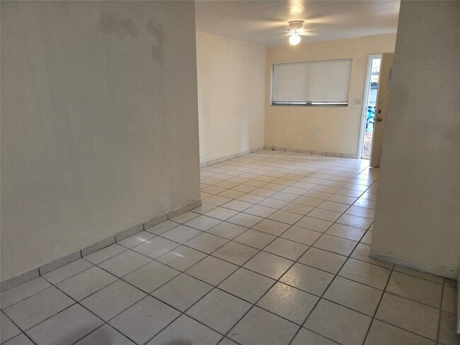 1560 NE 111th St in Miami, FL - Building Photo - Building Photo