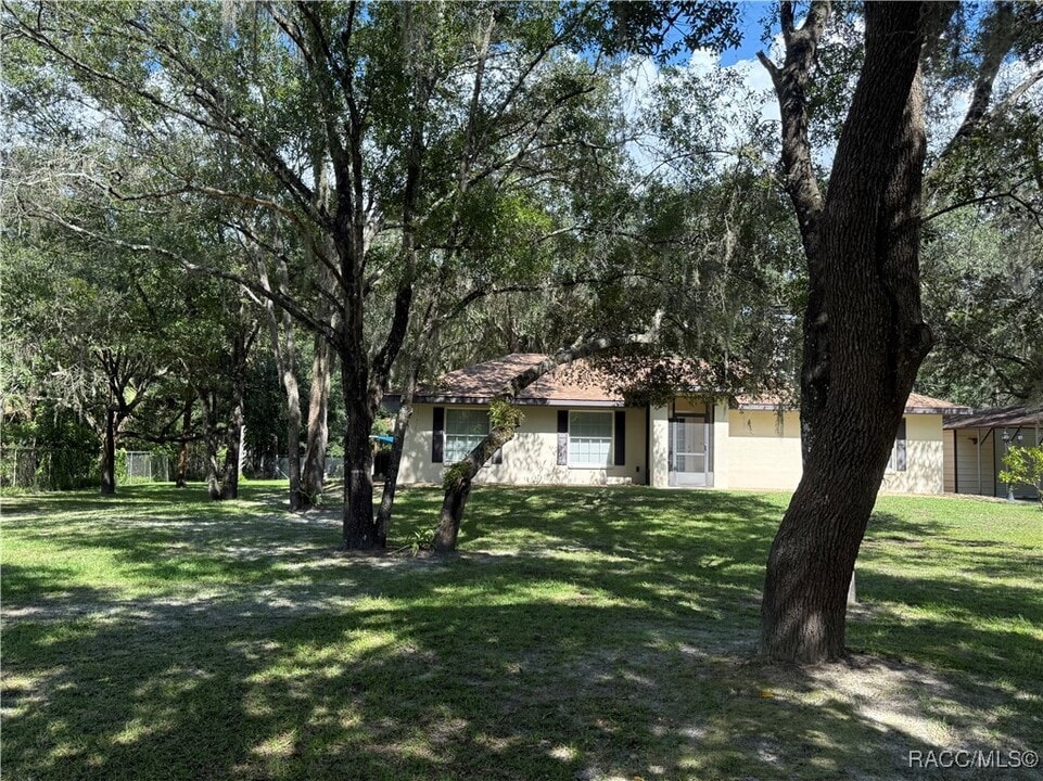 14131 SE 86th Terrace in Inglis, FL - Building Photo