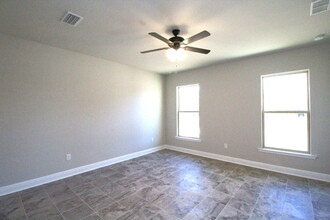 6042 Crimson Pointe Blvd in Bellview, FL - Building Photo - Building Photo