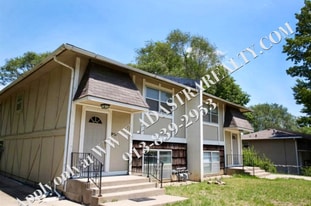 908 Brookside St in Leavenworth, KS - Building Photo