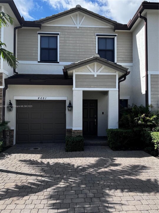 4681 Caspian Way in Davie, FL - Building Photo