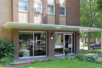 38 Charlton Ave W in Hamilton, ON - Building Photo - Building Photo