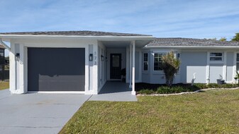 173 Rotonda Cir in Rotonda West, FL - Building Photo