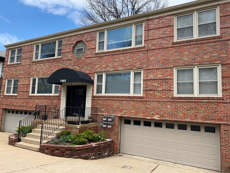 7353 Delmar Blvd in University City, MO - Building Photo