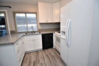8744 Woodman Way in Sacramento, CA - Building Photo - Building Photo