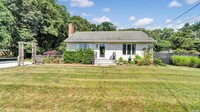 82 3 Mile Harbor Dr in East Hampton, NY - Building Photo - Building Photo