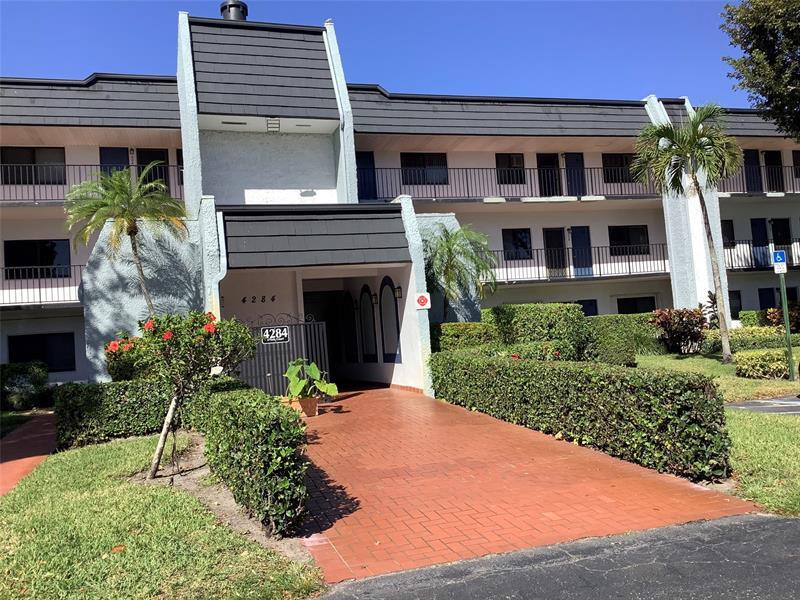 4284 Deste Ct in Greenacres, FL - Building Photo