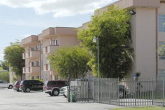Bella Vista Apartments in Miami, FL - Foto de edificio - Building Photo