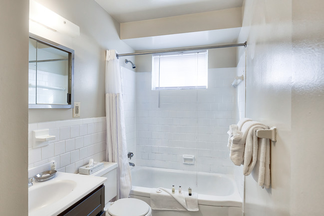 Park Plaza East & West Apartments in Baltimore, MD - Building Photo - Building Photo