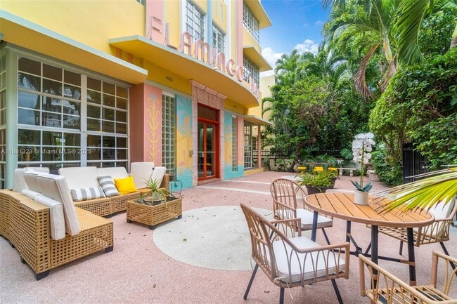 1051 Meridian Ave in Miami Beach, FL - Building Photo - Building Photo