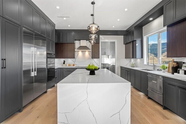 647 Carnoustie Dr in Kelowna, BC - Building Photo - Building Photo