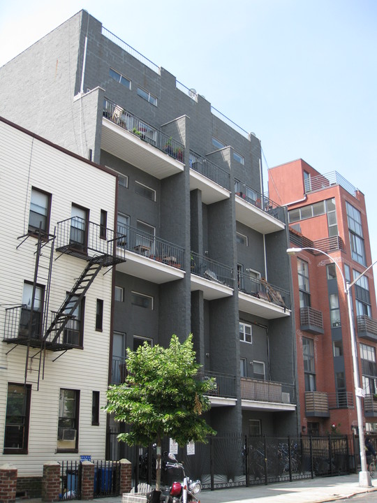 58 Ten Eyck St in Brooklyn, NY - Building Photo