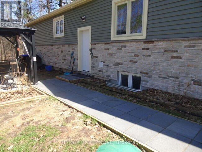 32 Mills Cir in Springwater, ON - Building Photo - Building Photo