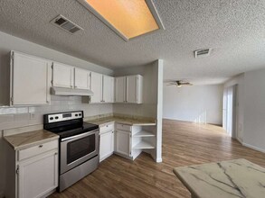 5910 Summer Fest Dr in San Antonio, TX - Foto de edificio - Building Photo