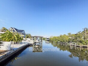 818 Bayview Dr in Ruskin, FL - Foto de edificio - Building Photo