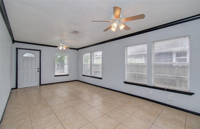 5319 Bell St in Houston, TX - Foto de edificio - Building Photo