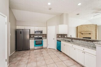 7038 Villa Del Sol Dr in Houston, TX - Building Photo - Building Photo