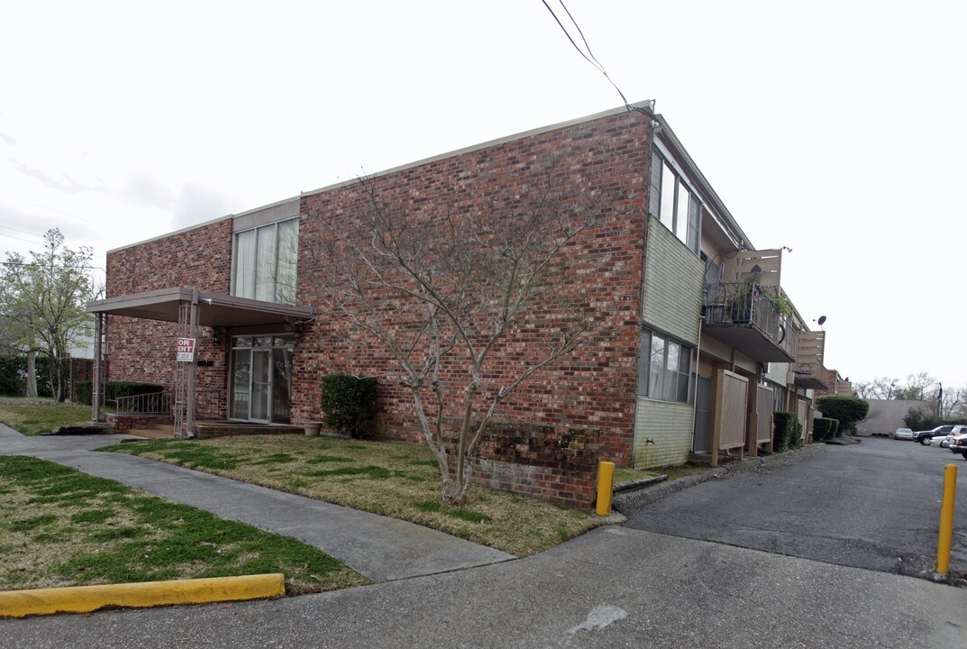 300 Ridgelake Dr in Metairie, LA - Building Photo