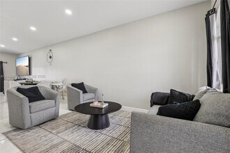 7754 NW 201st Terrace in Hialeah, FL - Building Photo - Building Photo