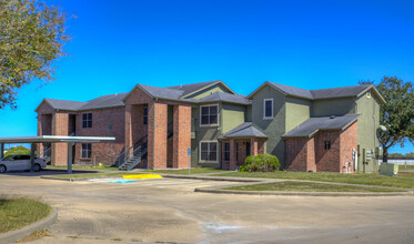 Hawks Landing in Kingsville, TX - Building Photo - Building Photo