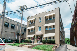 Central Square in Pittsburgh, PA - Foto de edificio - Building Photo