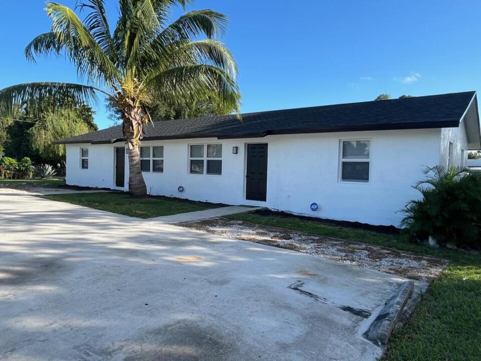 3644 Melaleuca Ln in Lake Worth, FL - Building Photo