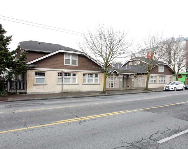 2225 Eastlake Ave E in Seattle, WA - Building Photo - Building Photo