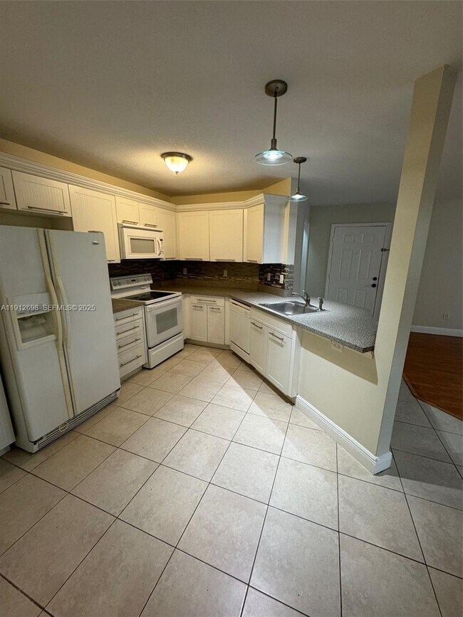 4025 W McNab Rd in Pompano Beach, FL - Building Photo - Building Photo