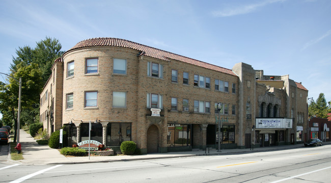 2483 S Kinnickinnic Ave in Milwaukee, WI - Foto de edificio - Building Photo