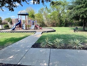 8 Mapleridge Dr in Edgecliff Village, TX - Building Photo - Building Photo