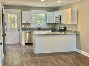 410 Sam Love Rd in Rocky Face, GA - Foto de edificio - Building Photo