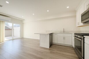 5244 Whitsett Ave in Los Angeles, CA - Building Photo