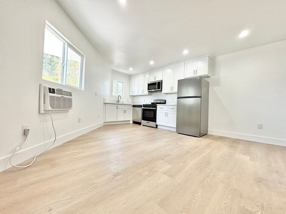 1000 Coronado Terrace in Los Angeles, CA - Building Photo