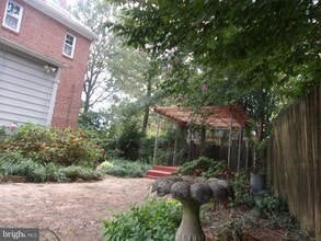1114 S Oakcrest Rd in Arlington, VA - Foto de edificio - Building Photo